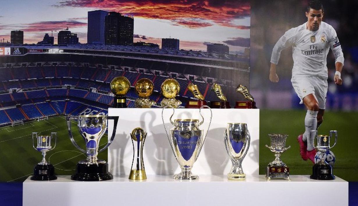 Deretan Trofi  yang telah di capai Cristiano Ronaldo  saat acara seremoni penghaargaan atas pencapain sebagai Top Skor sepanjang masa El Real di Stdion Santiago Bernabeu, Madrid, Jumat (2/10/2015).  AFP Photo / Gerard Julien