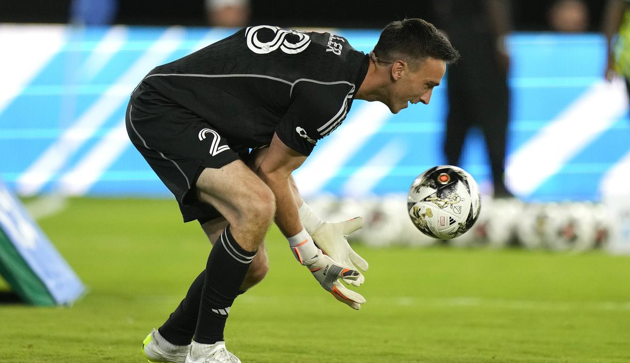 Kiper MLS All-Stars, Tyler Miller berusaha menangkap bola saat mengikuti kontes cross and volley challenge dalam MLS All-Stars Skills Challenge menghadapi Arsenal di Washington, Amerika Serikat, Selasa (18/7/2023) waktu setempat. (AP Photo/Alex Brandon)