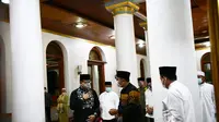 Gubernur Jawa Barat Ridwan Kamil shalat subuh berjamaah di Masjid Agung Sumedang, Kabupaten Sumedang, Jumat (11/6/2021). (Foto: Yogi P/Biro Adpim Jabar)