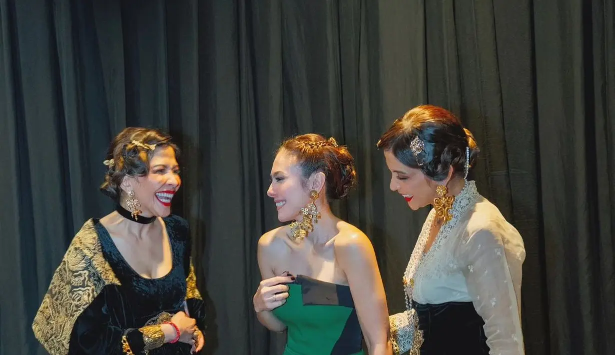 Lagi, ide styling rambut panjang untuk acara gala dari Wulan Guritno. Ia menghadirkan gaya yang menawan dengan kepangan kecil yang dijadikan satu di bagian belakang. [Foto: Instagram/wulanguritno]