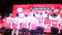 Suporter PSM Makassar memamerkan kostum Tim Juku Eja bernomor punggung 12 yang resmi dipensiunkan dalam acara launching tim pada Minggu (24/4/2016). (Bola.com/Abdi Satria)