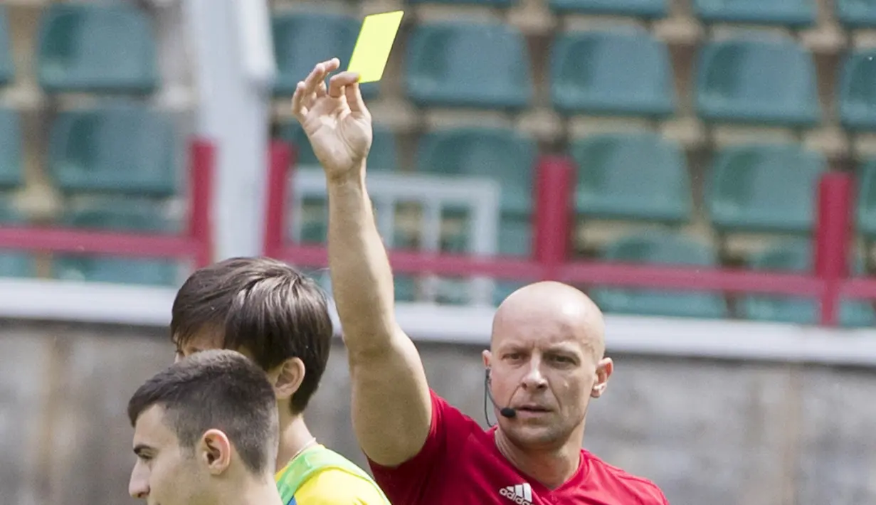 Wasit asal Polandia, Szymon Marciniak, melakukan latihan jelang laga Piala Dunia di Moscow, Rusia, Selasa (12/6/2018). Sebanyak 26 wasit akan bertugas sepanjang pagelaran Piala Dunia 2018. (AP/Pavel Golovkin)