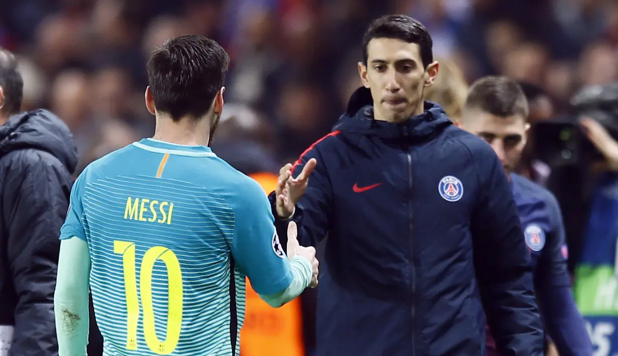 Pemain PSG, Angel Di Maria (kanan) menjabat tangan kapten Barcelona, Lionel Messi usai laga 16 besar Liga Champions  di Parc des Princes stadium, Paris, (14/2/2017). PSG menang 4-0. (AP/Francois Mori)