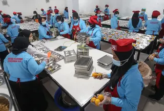 Dapur Kebayunan mitra mandiri Badan Gizi Nasional (BGN) mampu memproduksi 16.203 paket Makan Bergizi Gratis (MBG) setiap hari. (merdeka.com/Arie Basuki)