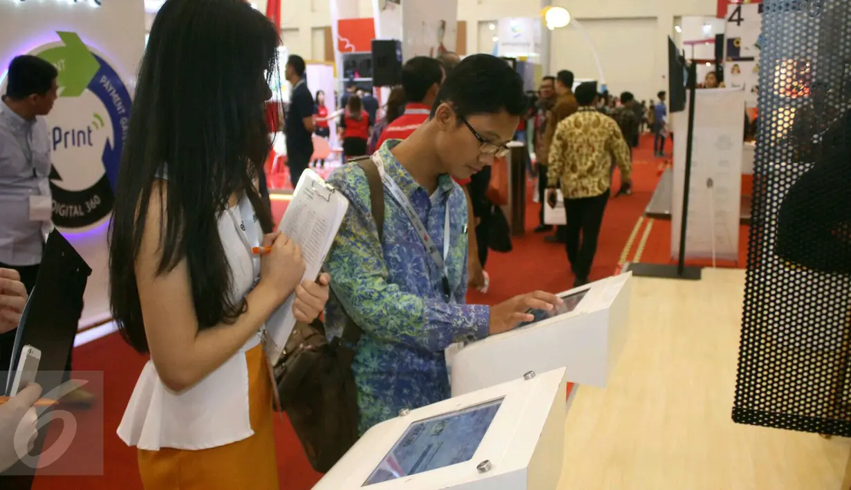 Pengunjung menyaksikan Indonesia E-commerce Summit and Expo (IESE) 2017di ICE BSD, Tangerang Selatan, Selasa (9/5). (Liputan6.com/Angga Yuniar)