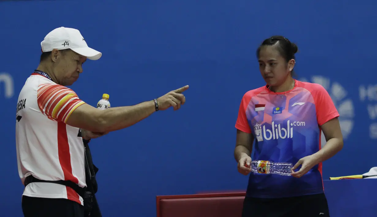 Pelatih Indonesia, Richard Mainaky, memberi arahan kepada Melati Oktavianti, saat melawan wakil Jerman, Mark Lamsfuss/Isabel Herttrich pada Indonesia Open 2019 di Istora, Jakarta, Selasa (16/7). Indonesia takluk 20-22, 14-17. (Bola.com/M Iqbal Ichsan)