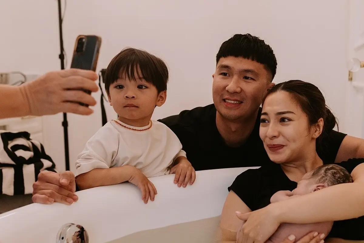 Potret Menawan Nikita Willy Sambut Kelahiran Anak Kedua Melalui Water Birth