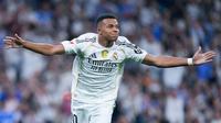 Pemain Real Madrid, Kylian Mbappe, melakukan selebrasi setelah mencetak gol ke gawang Osasuna pada laga pekan perdana La Liga di Stadion di Santiago Bernabeu, Rabu (20/8/2025) dini hari WIB. (AP Photo/Manu Fernandez)
