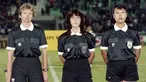 Dari kiri, Linda Black (hakim garis), Claudia de Vasconcelos (wasit) dan Zuo Xiudi (Cina) adalah trio wanita perangkat pertandingan pertama saat memimpin partai perebutan tempat ketiga Piala Dunia Wanita pertama di Cina antara Swedia dan Jerman pada 29 November 1991. (AFP/Tommy Cheng)