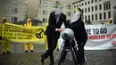 Dua aktivis memakai topeng Presiden AS, Donald Trump dan Pemimpin Korut, Kim Jon-un berpose di dekat rudal tiruan saat kampanye penghapusan Senjata Nuklir (ICAN) di Kedubes Korea Utara di Berlin, Jerman (13/9). (AFP Photo/dpa/Britta Pedersen/Germany Out)