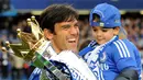 Paulo Ferreira. Bek kanan Portugal yang kini berusia 43 tahun dan telah pensiun pada Juli 2013 bersama Chelsea ini total meraih 3 gelar Liga Inggris bersama The Blues sebagai satu-satunya klub yang pernah dibelanya di Liga Inggris selama 9 musim mulai 2004/2005 hingga 2012/2013. Tiga gelar tersebut diraihnya pada musim 2004/2005, 2005/2006 dan 2009/2010. Bersama The Blues ia total tampil dalam 141 laga di Liga Inggris dengan torehan 4 assist. (premierleague.com)