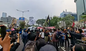 Massa demo 28 Oktober padati depan Gedung UOB (Foto: Rifqy/Liputan6.com)