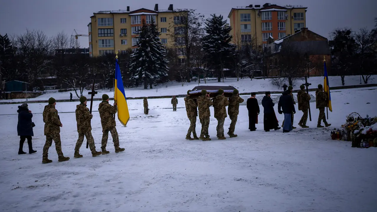 Isak Tangis Lepas Kepergian Tentara Ukraina yang Gugur di Medan Tempur