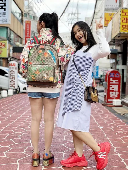 Tak hanya itu, Lebby juga bermain di beberapa FTV. Saat berlibur di Korea Selatan, penampilan Lebby terlihat fashionable. Ia memakai dress putih yang memiliki motif kotak-kotak dan dipadukan dengan sepatu warna merah. (Liputan6.com/IG/@lebbywilayati)