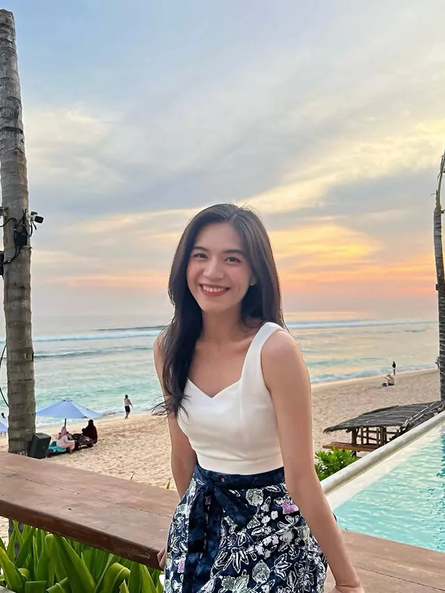 Potret Gaby Eks JKT48 Seru Main Di Pantai Ini Selalu Tampil Menawan