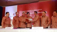 Jajaran Komisaris dan Direksi PT Merdeka Copper Gold Tbk. (Merdeka) sebelum memberikan penjelasan dalam Public Expose di Jakarta
