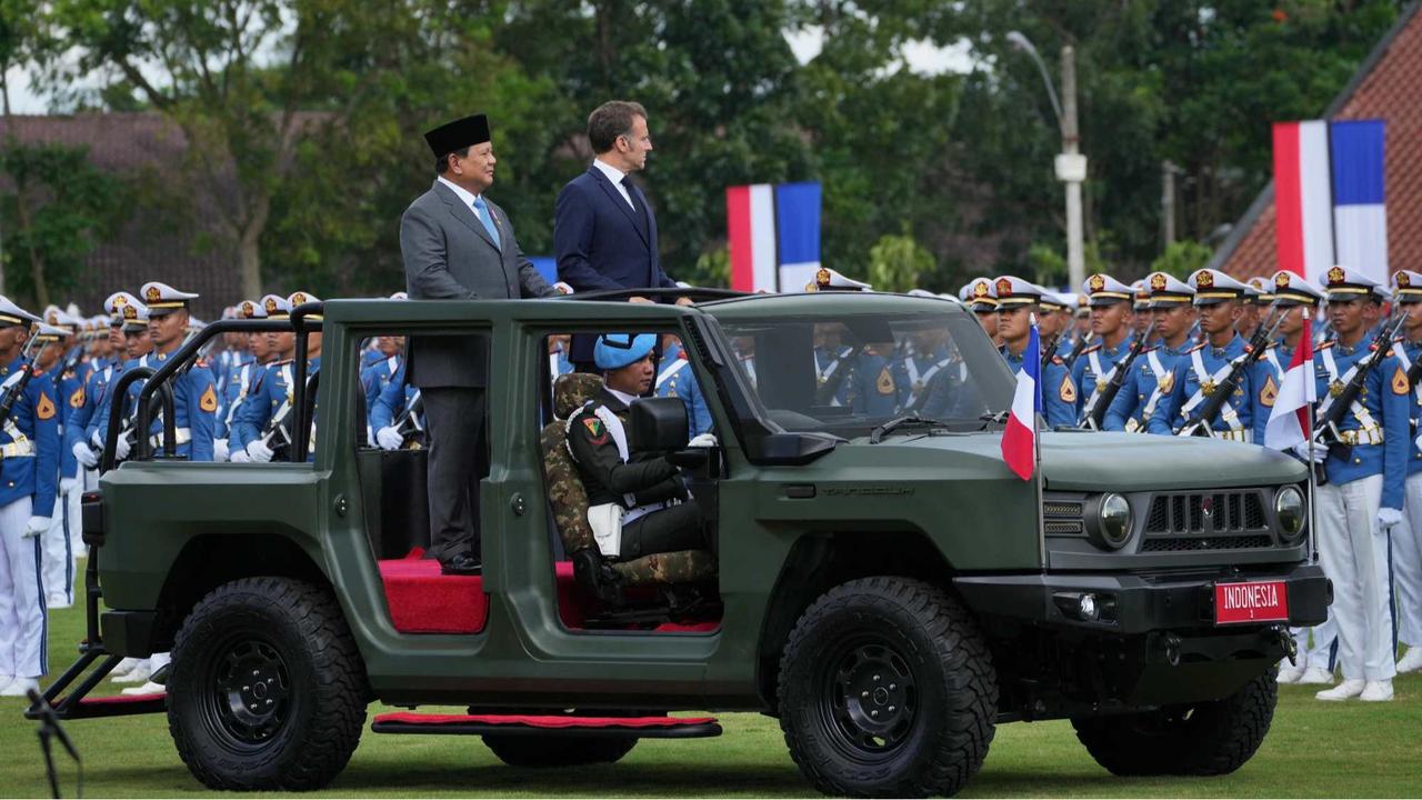 Prabowo dan Presiden Prancis Emmanuel Macron satu helikopter menuju Akmil Magelang