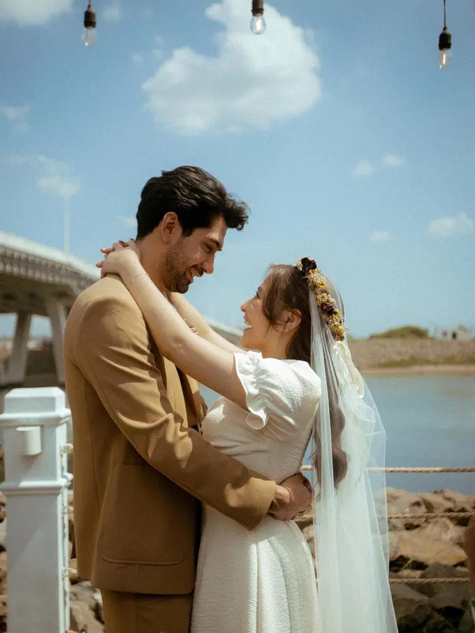 6 Potret Mesra Prilly Latuconsina dan Reza Rahadian di MV Dear Love, Bak Prewedding