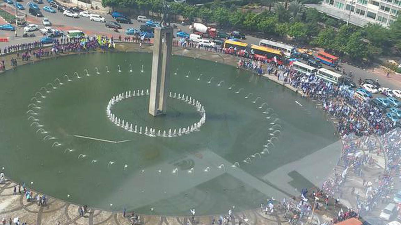 Massa Buruh Tiba di Bundaran HI, Jalan MH Thamrin Macet
