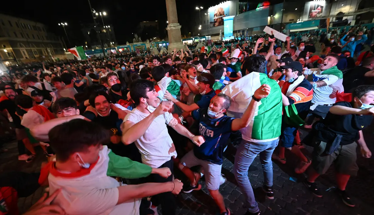 Kegembiraan fans setelah timnas Italia membuka skor, saat mereka menonton di sebuah bar di Roma pada laga pertama grup A Euro 2020 /2021, Jumat (11/6/2021). Timnas Italia berhasil menang 3-0 atas Turki. (ANDREAS SOLARO/AFP)