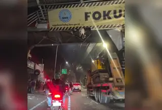 Jembatan Penyeberangan Orang (JPO) di Jalan Kapten Tendean, Mampang Prapatan, Jakarta Selatan, rusak parah setelah tersangkut muatan alat berat yang diangkut kendaraan towing pada Selasa (14/7/2026) dini hari. (Foto: Tangkapan Layar Sosmed)