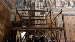 Beberapa hari jelang pelaksanaan konklaf di Kapel Sistina, Vatikan, sejumlah personel pemadam kebakaran melakukan penyelesaian pemasangan cerobong asap. (Handout/VATICAN MEDIA/AFP)