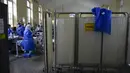 Sebuah gaun medis tergantung di atas tanda keluar di ruang ICU untuk pasien COVID-19 di Rumah Sakit Umum di La Paz, Rabu (23/6/2021). Menurut otoritas kesehatan, Bolivia mengalami gelombang ketiga pandemi COVID-19 dengan total kasus positif corona mencapai 424 ribu orang. (AP Photo/Juan Karita)
