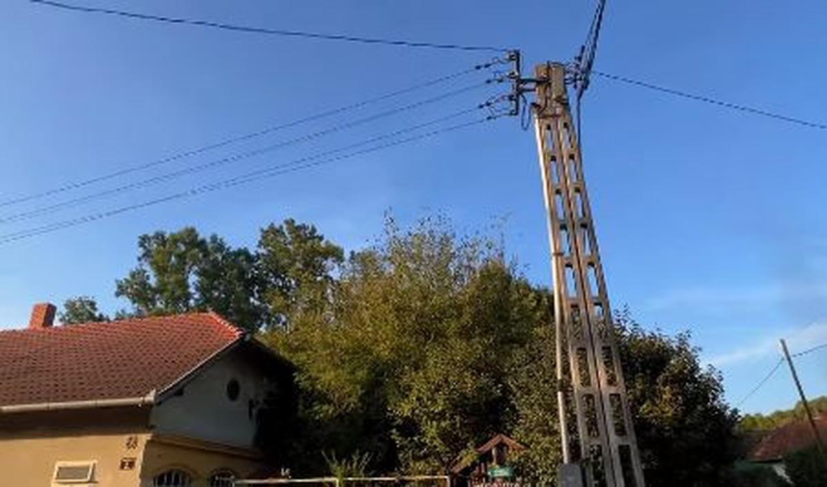 Salah satunya soal keberadaan tiang listrik di sepanjang jalan.