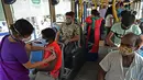 Seorang petugas kesehatan menyuntik pekerja dengan vaksin Covid-19 Covishield di dalam bus penumpang yang diubah menjadi pusat vaksinasi keliling di Kolkata, Kamis (3/6/2021). India telah menderita pandemi yang menghancurkan sejak April, dan baru-baru ini mulai mereda. (Dibyangshu SARKAR/AFP)