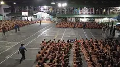 Badan Anti Narkoba Filipina pada Kamis (2/3) merilis foto ratusan tahanan yang ditelanjangi dan dikumpulkan di lapangan penjara di Provinsi Cebu, sambil digeledah untuk mencari barang-barang terlarang. (MERLIE DACUNOS/CEBU PROVINCIAL POLICE OFFICE/AFP)