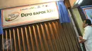 Rachmat Gobel membuka tirai dalam peresmian Depo Bapok Kita di Pasar Kramat jati, Senin (10/8/2015). Depo Bapok dapat menjaga stabilitas harga dan menjamin supplai agar masyarakat tidak khawatir harga bahan pokok naik. (Liputan6.com/Herman Zakharia)