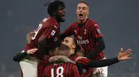Striker AC Milan, Zlatan Ibrahimovic, berselebrasi dengan rekan setimnya usai mencetak gol ke gawang Inter Milan pada laga pekan ke-23 Serie A di Giuseppe Meazza, Minggu (9/2/2020). Sempat tertinggal, Inter Milan sukses mengemas kemenangan 4-2 dari rival sekota AC Milan. (AP/Antonio Calanni)