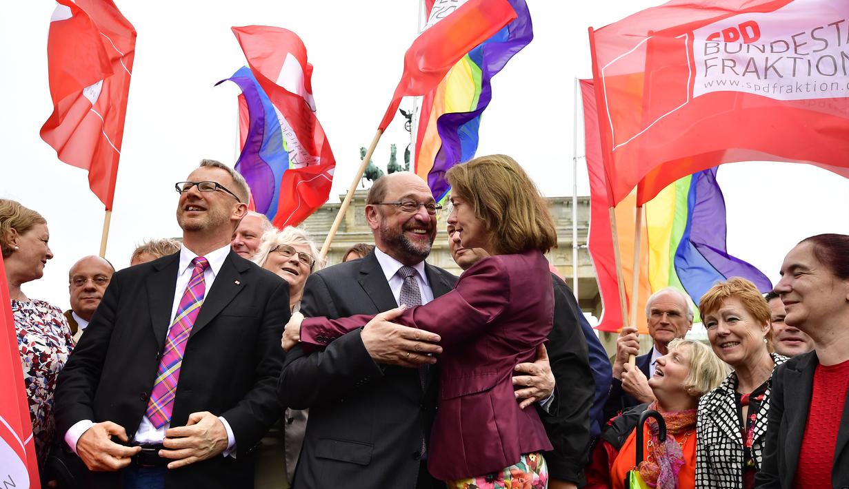 Pemimpin partai SPD, Martin Schulz (tengah) saat mengikuti demontrasi kaum LGBT di depan Gerbang Brandenburg di Berlin (30/6). (AFP Photo/Tobias Schwarz)