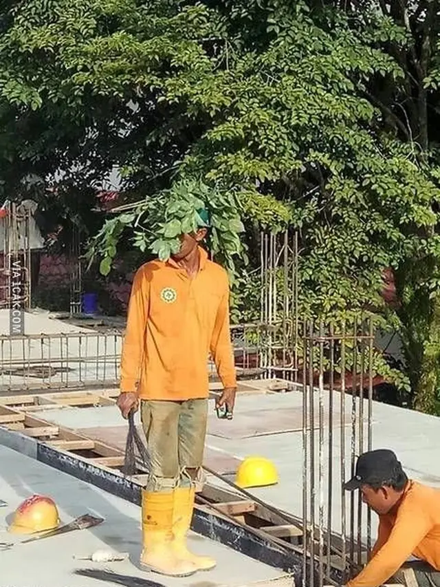 Kocak, 6 Aksi Tukang Agar Tak Kepanasan Ini Kreatif Banget