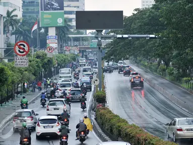 Kendaraan melintas di Jalan Rasuna Said, Kuningan, Jakarta, Jumat (6/1). Pemprov DKI akan merevisi Pergub Pengendalian Lalu Lintas dengan Jalan Berbayar Elektronik atau Electronic Road Pricing (ERP). (Liputan6.com/Yoppy Renato)