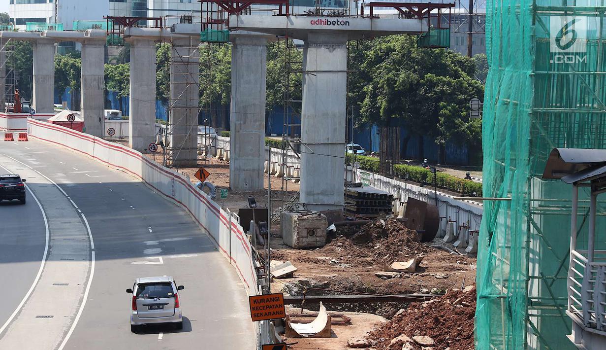Suasana proyek LRT yang sepi aktivitas di Jalan HR Rasuna Said, Jakarta, Selasa (1/5). Peringatan Hari Buruh membuat sejumlah proyek meliburkan para pekerjanya. (Liputan6.com/Immanuel Antonius)
