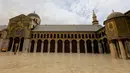 Suasana teras Masjid Umayyad yang terlihat luas dan megah di kota lama Damaskus, Suriah, Selasa (22/5). Masjid yang juga dinamakan Masjid Agung Damaskus ini memiliki tiga menara dan empat pintu. (AFP PHOTO/LOUAI BESHARA)