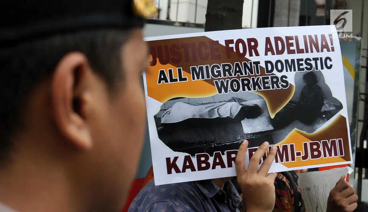 Massa Kabar Bumi dan JBMI membawa poster saat berunjuk rasa menuntut keadilan untuk TKI Adelina Sau di depan Kedutaan Besar Malaysia, Jakarta, Senin (29/4/2019). Adelina yang berprofesi sebagai asisten rumah tangga meninggal dunia diduga akibat disika pada 11 Februari 2018. (Liputan6.com/JohanTallo)