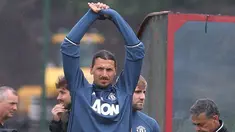 Penyerang MU, Zlatan Ibrahimovic melakukan pemanasan saat mengikuti sesi latihan pertamanya bersama Manchester United di Carrington, Inggris (28/7). Ibrahimovic diboyong Manchester United dari PSG pada 1 Juli 2016 secara gratis. (Twitter/@Ibra_official)