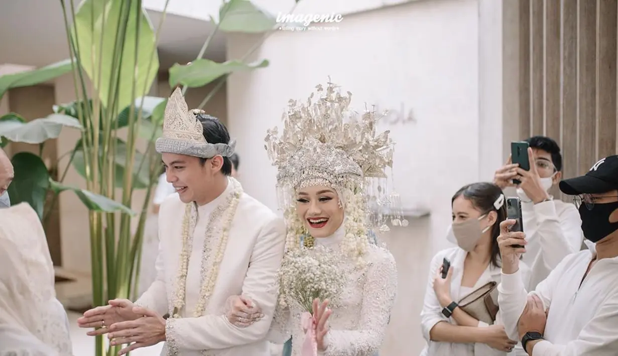 "Aku kenapa memilih dia, karena agamanya dia, akhlaknya dia. Aku kagum cara dia memperlakukan keluarganya dia, dia sayang banget sama keponakan, sepupu, tante, semuanya. Jadi itu salah satu tolak ukur aku untuk memilih dia jadi pasangan aku," pungkas Rey Mbayang. (Instagram/dindahw)