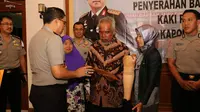 Koptu brimob Joko Sumantono dan Bripka Dwiniarto Prasetyo, dua anggota Polda Jatim, mendapatkan berkah di bulan Ramadan berupa kaki palsu. (Liputan6.com/Dian Kurniawan)