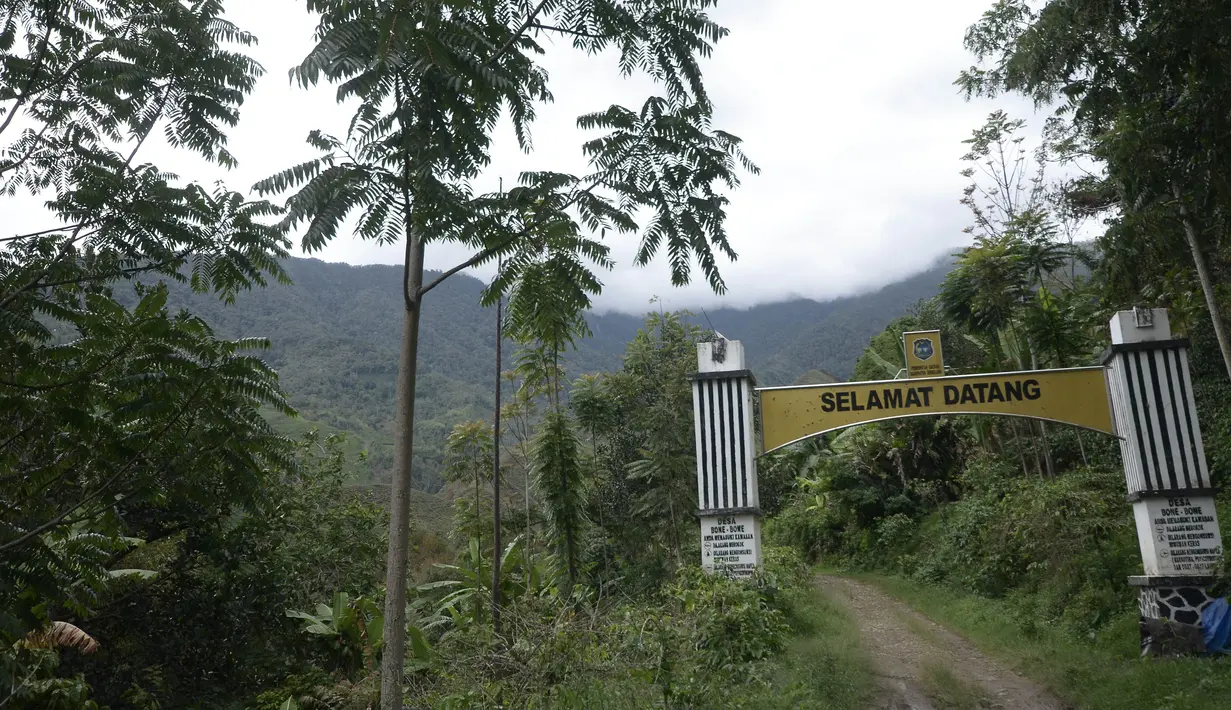 Foto yang diambil pada 20 Desember 2015 menunjukkan Gapura selamat datang di Desa Bone-Bone, Enrekang, Sulawesi Selatan. Sejak Tahun 2000, desa ini dinyatakan sebagai desa pertama di dunia yang bebas dari asap rokok. (Cening Unru/AFP)