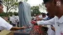 Aktivis Rembuk Nasional Aktivis (RNA) 98 menaburkan bunga di makam korban kerusuhan 98 di TPU Pondok Rangon, Jakarta, Selasa (14/5/2019). 21 tahun tragedi Mei 98 mengisahkan kenangan pilu bagi keluarga korban di mana saat itu diperkirakan 1.217 orang tewas dalam kerusuhan. (merdeka.com/Imam Buhori)