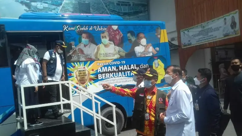Wali Kota Pekanbaru Firdaus ST mengecek bus yang dikerahkan untuk jemput bola ke rumah warga supaya diberi vaksin Covid-19.