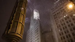 Badai musim dingin di pusat kota Chicago, Amerika Serikat pada 29 Desember 2020. Para komuter pagi di Chicago menghadapi jalanan yang licin dan lalu lintas yang lambat pada Rabu (30/12) ketika badai musim dingin besar pertama melanda kota itu. (Xinhua/Joel Lerner)