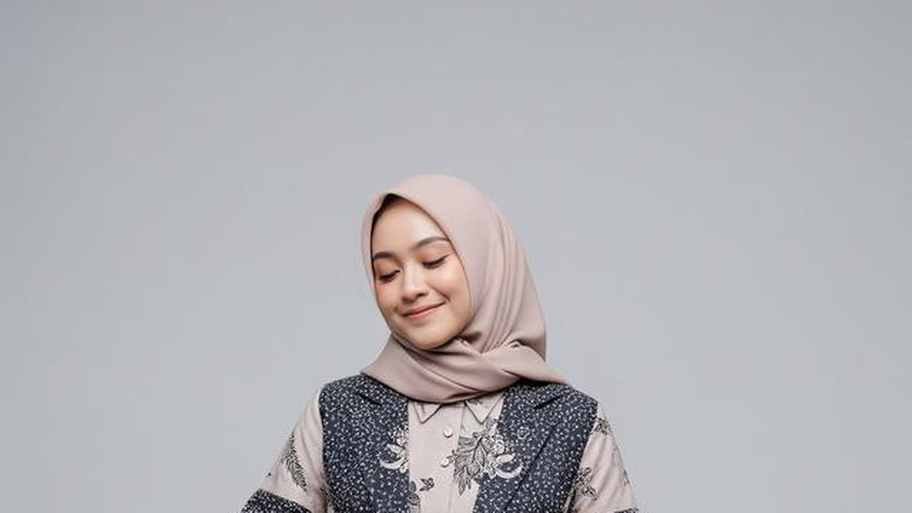 6 Model Gamis Batik Kombinasi Blazer Kantor yang Modis, Stylish untuk Wanita Karier
