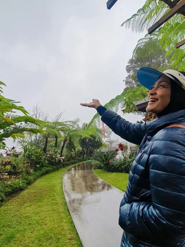 Dewi Hughes disebut lebih muda setelah turunkan berat badannya hingga puluhan kilogram