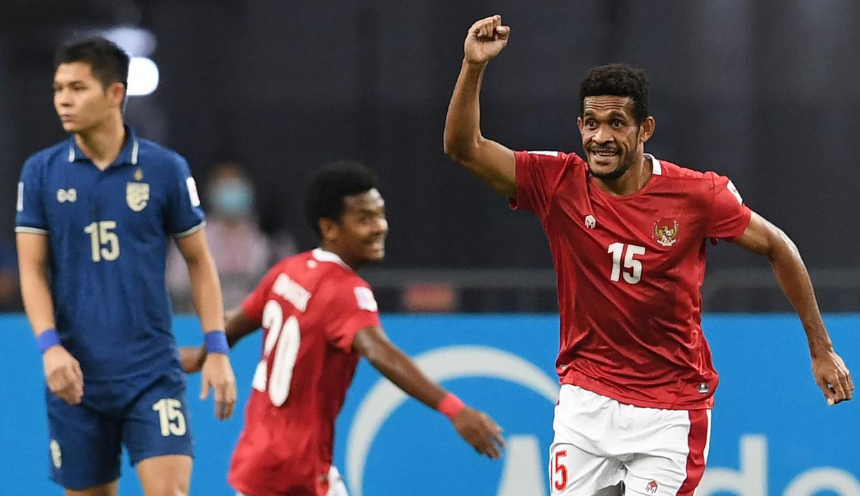 <p>Ricky Kambuaya merupakan gelandang andalan Shin Tae-yong di Piala AFF 2020. Kinerjanya di lini tengah Timnas Indonesia sangatlah apik. Kambuaya tentu akan membuat lini tengah Timnas Indonesia U-23 lebih enerjik dan kreatif. (AFP/Roslan Rahman)</p>