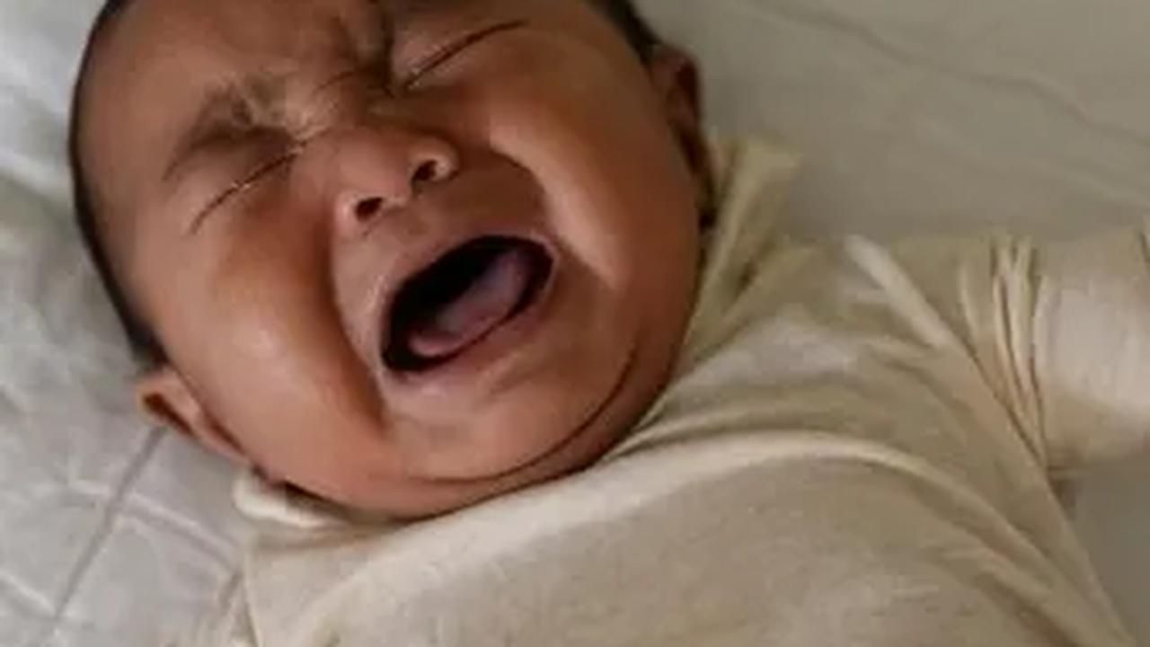 Anak menangis saat tengah tertidur bisa saja terjadi. Namun, jika tangisan yang keluar lebih kencang dari biasanya bahkan hingga berteriak, dan ibu kesulitan untuk meredakan tangisnya, bisa jadi si kecil sedang mengalami night terror.
