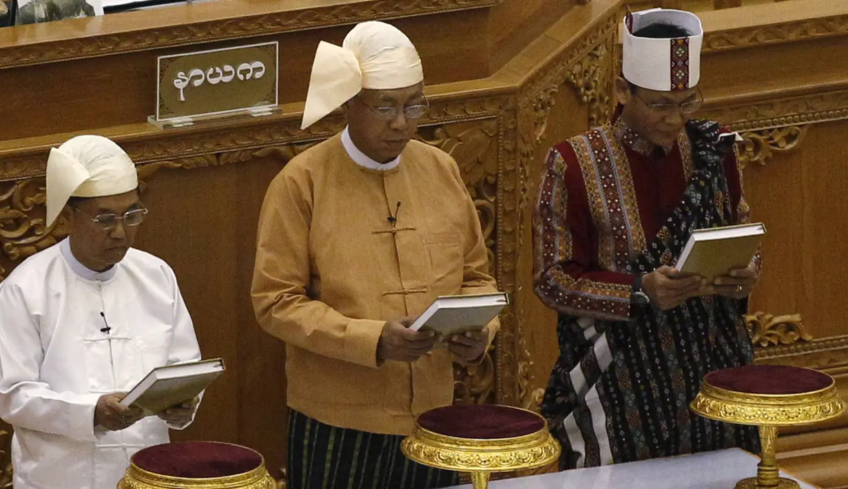 (Ki-ka) Wakil Presiden pertama, Myint Swe, Presiden Myanmar baru, Htin Kyaw dan Wakil Presiden kedua, Henry Van Thio saat acara pelantikan mereka di Gedung Parlemen, Naypyidaw, Rabu (30/3). (REUTERS/Soe Zeya Tun)